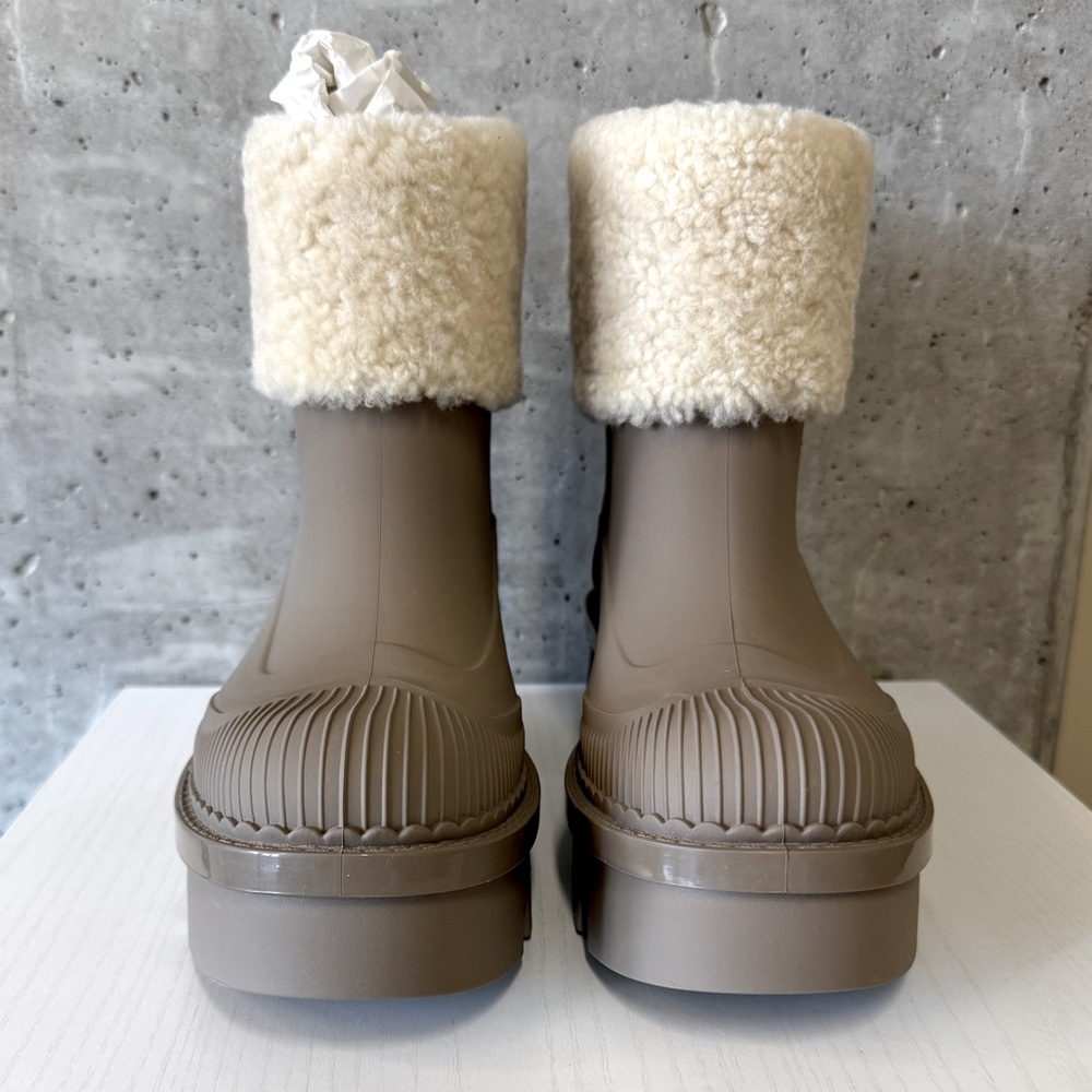 Chloé Raina Shearling-Trimmed Rain Boots 7 (37) Taupe